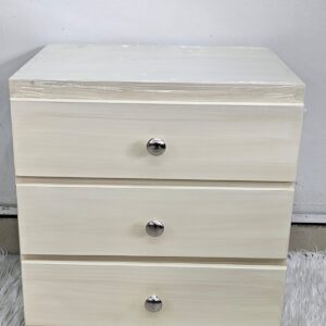 Nochero Clásico color beige, solicitalo en Colmueble Armenia